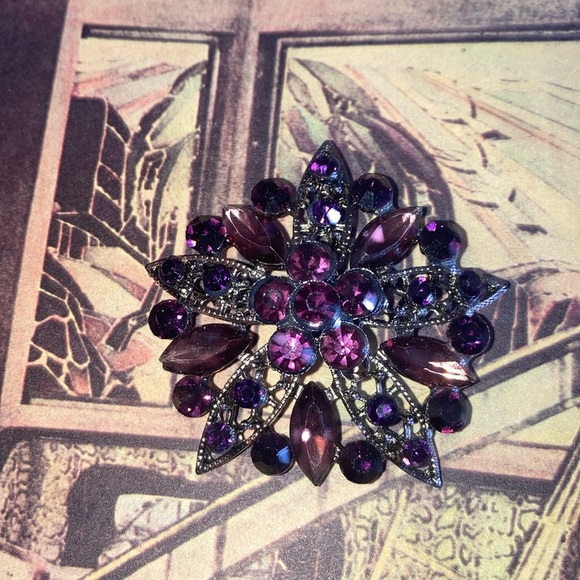 Vintage purple flower corsage brooch. - Picture 1 of 5